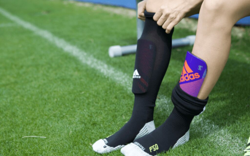 chaussettes de football équipement de protection pour les jambes et les mollets 3 tailles Lifreer Protège-tibias de football chaussettes de football pour garçons et filles protège-tibias pour garçons noir 